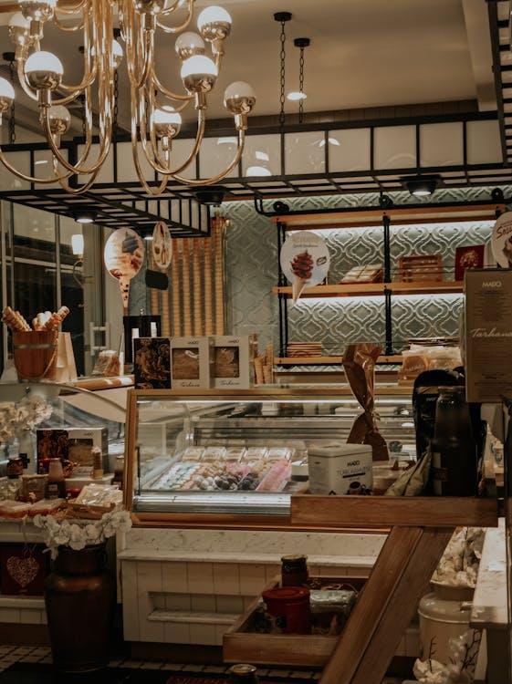 Vitrine intérieure d'une boutique avec ses produits en présentation