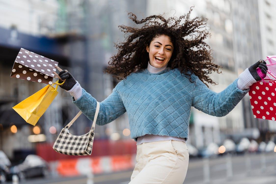 Commerçant souriant devant sa boutique en centre-ville