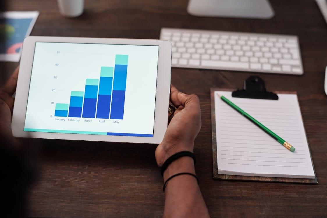 Commerçant envoyant une notification depuis son smartphone à ses clients