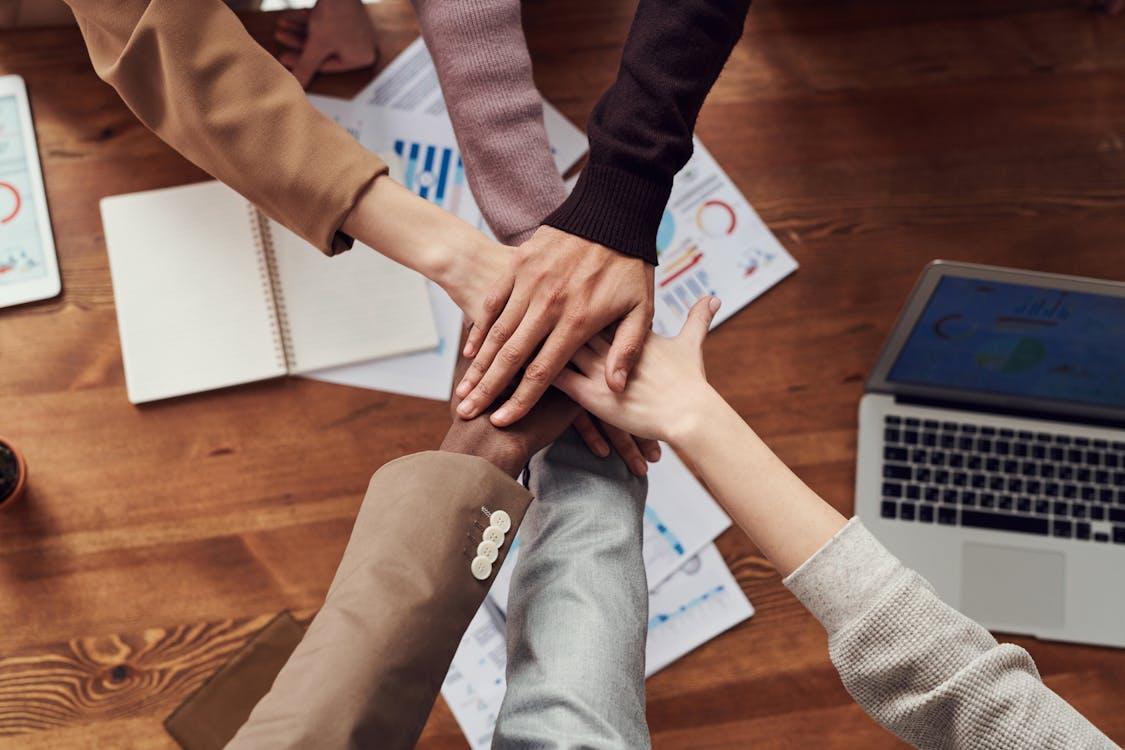 Groupe de commerçants collaborant autour d'un projet commun