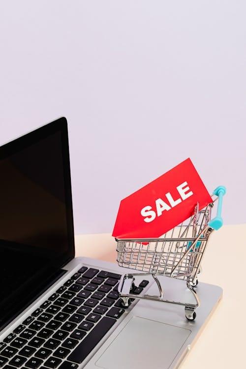 Étiquettes de prix et promotions en vitrine d'un commerce
