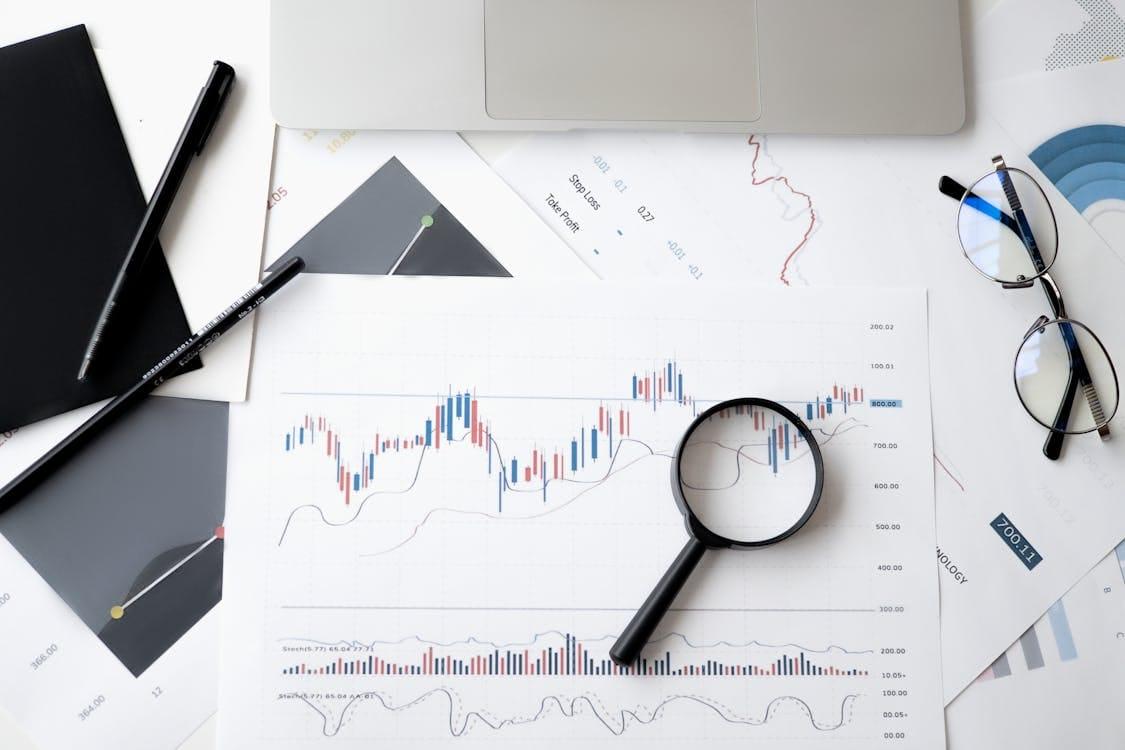 Commerçant consultant un tableau de bord analytique sur son ordinateur portable
