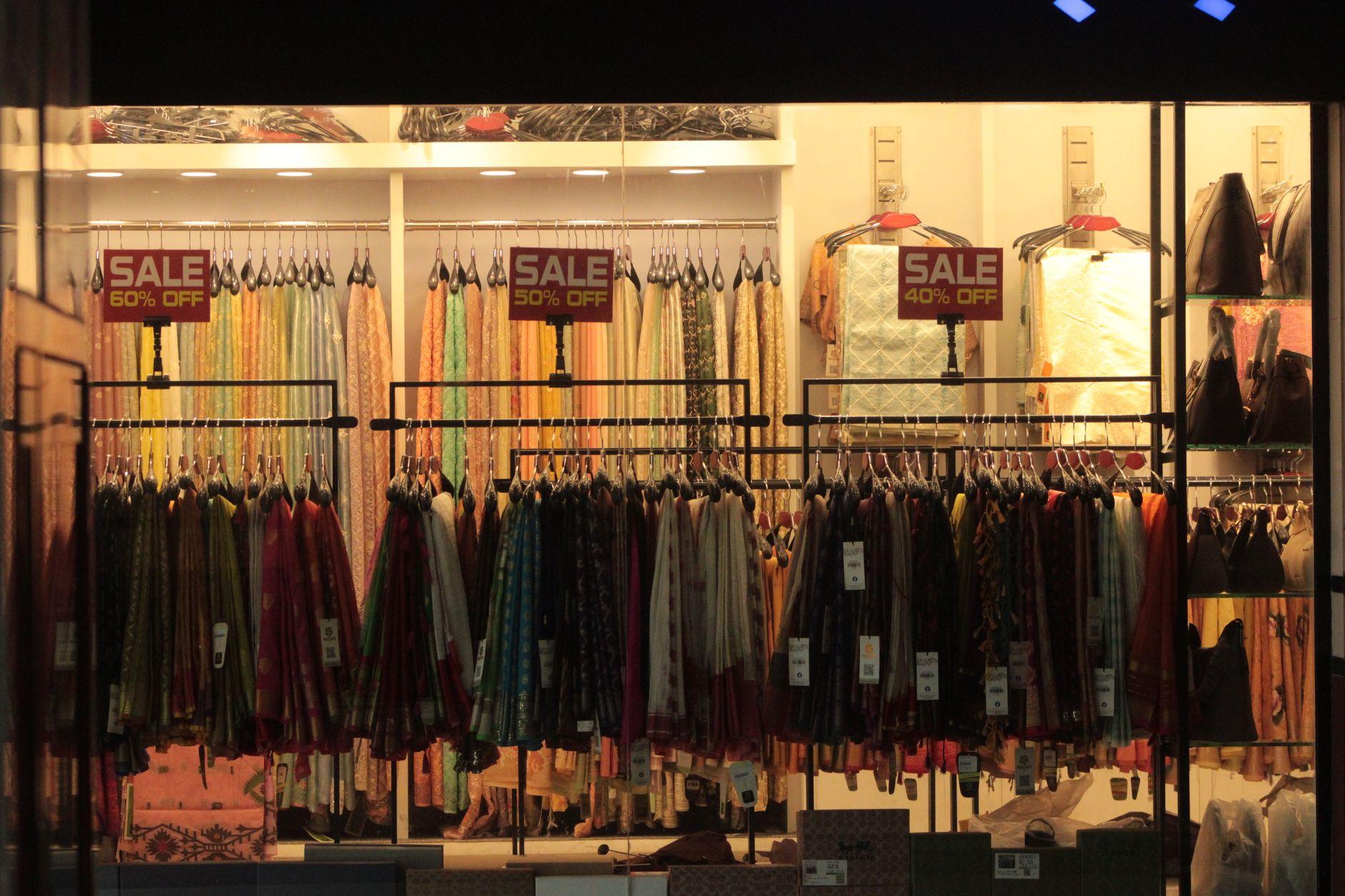 Intérieur coloré d'une boutique de mode avec panneaux de soldes en promotion