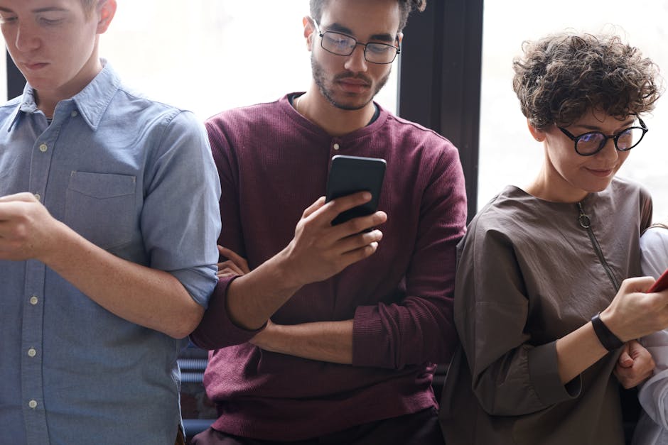 Groupe de personnes consultant leur smartphone